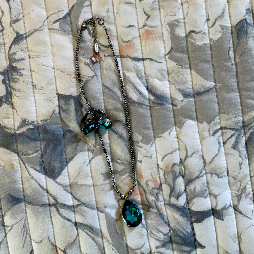 Dialogues one stone pendant necklace and earrings